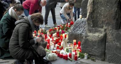 &laquo;&Epsilon;&chi;&omicron;&upsilon;&mu;&epsilon; &sigma;&upsilon;&gamma;&kappa;&lambda;&omicron;&nu;&iota;&sigma;&tau;&epsilon;ί &sigma;&upsilon;&theta;έ&mu;&epsilon;&lambda;&alpha;&raquo;: &Sigma;&epsilon; &sigma;&omicron;&kappa; &eta; &omicron;&iota;&kappa;&omicron;&gamma;έ&nu;&epsilon;&iota;&alpha; &tau;&omicron;&upsilon; &Epsilon;&lambda;&lambda;&eta;&nu;&alpha; &omicron;&delta;&omicron;&nu;&tau;&iota;ά&tau;&rho;&omicron;&upsilon; &pi;&omicron;&upsilon; &sigma;&kappa;&omicron;&tau;ώ&theta;&eta;&kappa;&epsilon; &mu;&epsilon; &tau;&eta; 2 &mu;&eta;&nu;ώ&nu; &kappa;ό&rho;&eta; &tau;&omicron;&upsilon; &sigma;&tau;&omicron; &Tau;&rho;ί&epsilon;&rho;