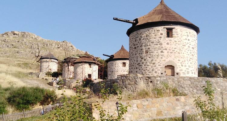 &Lambda;ή&mu;&nu;&omicron;&sigmaf;: &Omicron; &Tau;ά&sigma;&omicron;&sigmaf; &Kappa;&alpha;&pi;ώ&nu;&eta;&sigmaf; &epsilon;&kappa;&pi;έ&mu;&pi;&epsilon;&iota; SOS &gamma;&iota;&alpha; &tau;&omicron;&upsilon;&sigmaf; &alpha;&nu;&epsilon;&mu;ό&mu;&upsilon;&lambda;&omicron;&upsilon;&sigmaf; &tau;&omicron;&upsilon; &Kappa;&omicron;&nu;&tau;&iota;ά