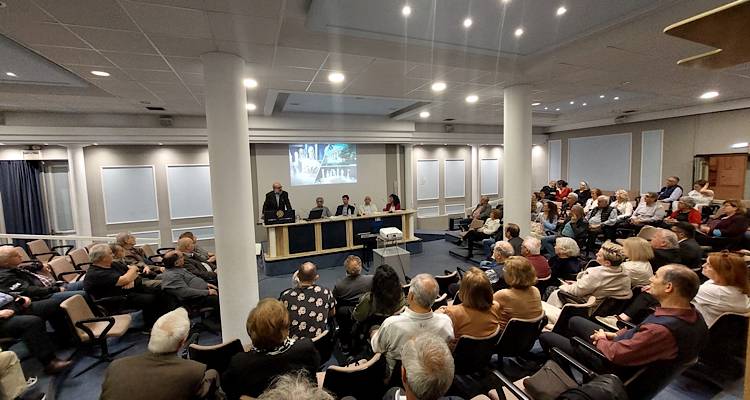 &Omicron;&Lambda;&Sigma;&Upsilon;: &Mu;&nu;ή&mu;&epsilon;&sigmaf;, &beta;&iota;ώ&mu;&alpha;&tau;&alpha; &kappa;&alpha;&iota; &alpha;&phi;&eta;&gamma;ή&sigma;&epsilon;&iota;&sigmaf; &sigma;&tau;&eta;&nu; &epsilon;&kappa;&delta;ή&lambda;&omega;&sigma;&eta; &tau;&eta;&sigmaf; &Omicron;&Lambda;&Sigma;&Upsilon; &laquo;&Alpha;&pi;ό &tau;&omicron; &Beta;ό&rho;&epsilon;&iota;&omicron; &Alpha;&iota;&gamma;&alpha;ί&omicron; &sigma;&tau;&eta; &Mu;&alpha;ύ&rho;&eta; Ή&pi;&epsilon;&iota;&rho;&omicron;&raquo; (mp3+photos)