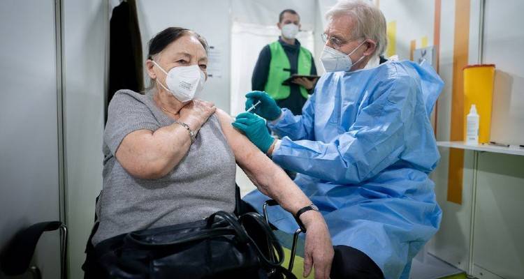 &Pi;&alpha;&nu;&delta;&eta;&mu;ί&alpha; Covid: &Sigma;&epsilon; &ldquo;&sigma;&eta;&mu;&epsilon;ί&omicron; &kappa;&alpha;&mu;&pi;ή&sigmaf;&rdquo; &tau;&omicron; &pi;&rho;ό&gamma;&rho;&alpha;&mu;&mu;&alpha; &epsilon;&mu;&beta;&omicron;&lambda;&iota;&alpha;&sigma;&mu;ώ&nu; &tau;&eta;&sigmaf; &Epsilon;&Epsilon;