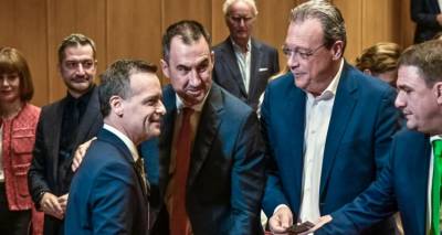 Ό&lambda;&eta; &eta; &Kappa;&epsilon;&nu;&tau;&rho;&omicron;&alpha;&rho;&iota;&sigma;&tau;&epsilon;&rho;ά &mu;&alpha;&zeta;ί: &Kappa;&omicron;&iota;&nu;ή &epsilon;&mu;&phi;ά&nu;&iota;&sigma;&eta; &Alpha;&nu;&delta;&rho;&omicron;&upsilon;&lambda;ά&kappa;&eta;, &Phi;ά&mu;&epsilon;&lambda;&lambda;&omicron;&upsilon;, &Chi;&alpha;&rho;ί&tau;&sigma;&eta; &kappa;&alpha;&iota; &Delta;&omicron;ύ&kappa;&alpha; &sigma;&tau;&eta; &laquo;&sigma;&kappa;&iota;ά&raquo; &tau;&omicron;&upsilon; &Tau;&sigma;ί&pi;&rho;&alpha;