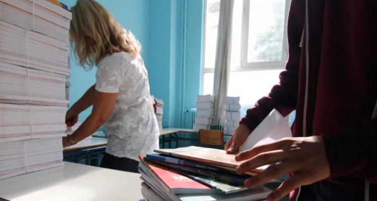 &Kappa;&alpha;&mu;&pi;&alpha;&nu;ά&kappa;&iota; &alpha;&pi;ό &tau;&eta;&nu; &Kappa;&omicron;&mu;&iota;&sigma;&iota;ό&nu;: &Eta; &laquo;&epsilon;&kappa;&pi;&alpha;&iota;&delta;&epsilon;&upsilon;&tau;&iota;&kappa;ή &phi;&tau;ώ&chi;&epsilon;&iota;&alpha;&raquo; &alpha;&pi;&epsilon;&iota;&lambda;&epsilon;ί &tau;&omicron;&upsilon;&sigmaf; 15&chi;&rho;&omicron;&nu;&omicron;&upsilon;&sigmaf; Έ&lambda;&lambda;&eta;&nu;&epsilon;&sigmaf;