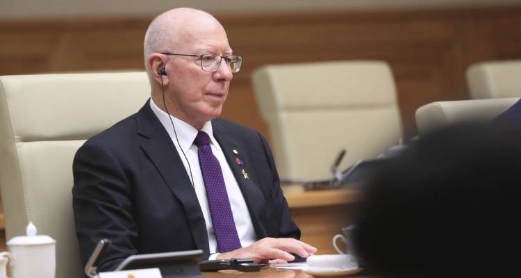 &Sigma;&tau;&eta; &Lambda;ή&mu;&nu;&omicron; &omicron; &Gamma;&epsilon;&nu;&iota;&kappa;ό&sigmaf; &Kappa;&upsilon;&beta;&epsilon;&rho;&nu;ή&tau;&eta;&sigmaf; &tau;&eta;&sigmaf; &Alpha;&upsilon;&sigma;&tau;&rho;&alpha;&lambda;ί&alpha;&sigmaf; &gamma;&iota;&alpha; &tau;&eta;&nu; "&Tau;&epsilon;&lambda;&epsilon;&tau;ή &Theta;&epsilon;&mu;&epsilon;&lambda;ί&omega;&sigma;&eta;&sigmaf; &tau;&omicron;&upsilon; &Mu;&omicron;&nu;&omicron;&pi;&alpha;&tau;&iota;&omicron;ύ &Mu;&nu;ή&mu;&eta;&sigmaf; Anzac"