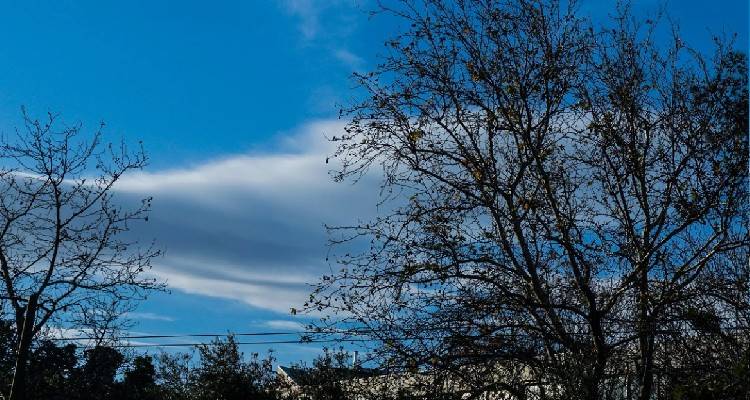 &Kappa;&alpha;&iota;&rho;ό&sigmaf; &alpha;ύ&rho;&iota;&omicron;: &Eta;&lambda;&iota;&omicron;&phi;ά&nu;&epsilon;&iota;&alpha; &mu;&epsilon; &nu;&epsilon;&phi;ώ&sigma;&epsilon;&iota;&sigmaf; &kappa;&alpha;&iota; &tau;&omicron;&pi;&iota;&kappa;έ&sigmaf; &beta;&rho;&omicron;&chi;έ&sigmaf; | &Mu;&iota;&kappa;&rho;ή &pi;&tau;ώ&sigma;&eta; &tau;&eta;&sigmaf; &theta;&epsilon;&rho;&mu;&omicron;&kappa;&rho;&alpha;&sigma;ί&alpha;&sigmaf;
