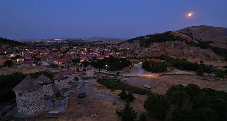 &Eta; &Lambda;ή&mu;&nu;&omicron;&sigmaf; &sigma;&tau;&omicron;&upsilon;&sigmaf; 3 &epsilon;&lambda;&lambda;&eta;&nu;&iota;&kappa;&omicron;ύ&sigmaf; &pi;&rho;&omicron;&omicron;&rho;&iota;&sigma;&mu;&omicron;ύ&sigmaf; &pi;&omicron;&upsilon; &sigma;&upsilon;&nu;&delta;&upsilon;ά&zeta;&omicron;&upsilon;&nu; &beta;&omicron;&upsilon;&nu;ό &kappa;&alpha;&iota; &theta;ά&lambda;&alpha;&sigma;&sigma;&alpha;
