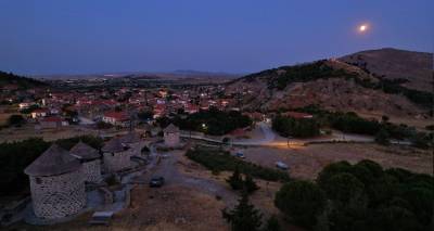 &Eta; &Lambda;ή&mu;&nu;&omicron;&sigmaf; &sigma;&tau;&omicron;&upsilon;&sigmaf; 3 &epsilon;&lambda;&lambda;&eta;&nu;&iota;&kappa;&omicron;ύ&sigmaf; &pi;&rho;&omicron;&omicron;&rho;&iota;&sigma;&mu;&omicron;ύ&sigmaf; &pi;&omicron;&upsilon; &sigma;&upsilon;&nu;&delta;&upsilon;ά&zeta;&omicron;&upsilon;&nu; &beta;&omicron;&upsilon;&nu;ό &kappa;&alpha;&iota; &theta;ά&lambda;&alpha;&sigma;&sigma;&alpha;
