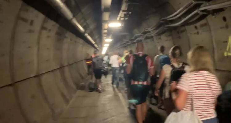 &Alpha;&pi;ί&sigma;&tau;&epsilon;&upsilon;&tau;&epsilon;&sigmaf; &epsilon;&iota;&kappa;ό&nu;&epsilon;&sigmaf;: &Epsilon;&kappa;&alpha;&tau;&omicron;&nu;&tau;ά&delta;&epsilon;&sigmaf; &epsilon;&pi;&iota;&beta;ά&tau;&epsilon;&sigmaf; &alpha;&pi;&omicron;&kappa;&lambda;&epsilon;ί&sigma;&tau;&eta;&kappa;&alpha;&nu; &gamma;&iota;&alpha; 5 ώ&rho;&epsilon;&sigmaf; &sigma;&tau;&omicron; &tau;&omicron;ύ&nu;&epsilon;&lambda; &tau;&eta;&sigmaf; &Mu;ά&gamma;&chi;&eta;&sigmaf;, &lambda;ό&gamma;&omega; &beta;&lambda;ά&beta;&eta;&sigmaf; &sigma;&epsilon; &tau;&rho;έ&nu;&omicron;