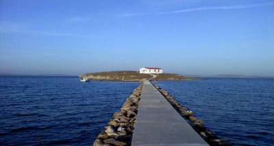 Λειτουργία αύριο στο υπέροχο εκκλησάκι του Αγίου Νικολάου στον κόλπο του Μούδρου