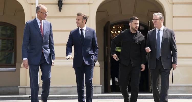 Sky News: Πώς προετοιμάστηκαν οι Ευρωπαίοι για να καλοπιάσουν τον απρόβλεπτο Τραμπ στη σημερινή κρίσιμη συνάντηση