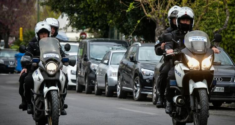 &Gamma;&lambda;&upsilon;&phi;ά&delta;&alpha;: Ά&nu;&delta;&rho;&alpha;&sigmaf; &alpha;&upsilon;&tau;&omicron;&kappa;&tau;ό&nu;&eta;&sigma;&epsilon; &mu;&epsilon;&tau;ά &alpha;&pi;ό &epsilon;&pi;&epsilon;&iota;&sigma;ό&delta;&iota;&omicron; &mu;&epsilon; &tau;&eta; &gamma;&upsilon;&nu;&alpha;ί&kappa;&alpha; &tau;&omicron;&upsilon;, ό&tau;&alpha;&nu; έ&phi;&tau;&alpha;&sigma;&alpha;&nu; &sigma;&tau;&omicron; &sigma;&eta;&mu;&epsilon;ί&omicron; &alpha;&sigma;&tau;&upsilon;&nu;&omicron;&mu;&iota;&kappa;&omicron;ί