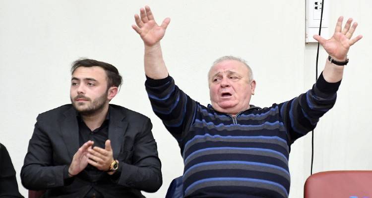 &Omicron;&iota;&kappa;&omicron;&gamma;έ&nu;&epsilon;&iota;&alpha; &Mu;&pi;&omicron;ύ&mu;&pi;&omicron;&upsilon;&rho;&alpha;:  &laquo;&Delta;&epsilon;&nu; έ&chi;&epsilon;&iota; &gamma;ί&nu;&epsilon;&iota; &kappa;&alpha;&mu;ί&alpha; &sigma;&upsilon;&zeta;ή&tau;&eta;&sigma;&eta; &kappa;&alpha;&iota; &epsilon;&pi;&alpha;&phi;ή &mu;&epsilon; &tau;&eta;&nu; &Kappa;&Alpha;&Epsilon; Ά&rho;&eta;&sigmaf;&raquo;