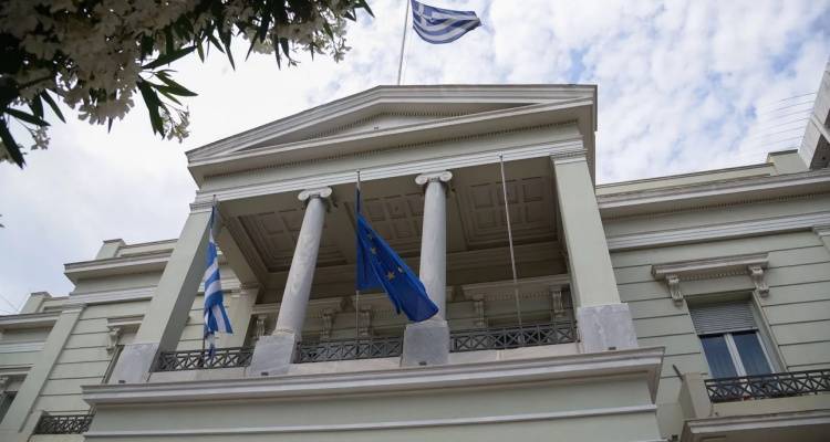 &Alpha;&upsilon;&sigma;&tau;&eta;&rho;ό &mu;ή&nu;&upsilon;&mu;&alpha; &Upsilon;&Pi;&Epsilon;&Xi; &sigma;&epsilon; &Beta;ό&rho;&epsilon;&iota;&alpha; &Mu;&alpha;&kappa;&epsilon;&delta;&omicron;&nu;ί&alpha;: &Omicron;&iota; &delta;&iota;&mu;&epsilon;&rho;&epsilon;ί&sigmaf; &mu;&alpha;&sigmaf; &sigma;&chi;έ&sigma;&epsilon;&iota;&sigmaf; &epsilon;&xi;&alpha;&rho;&tau;ώ&nu;&tau;&alpha;&iota; &alpha;&pi;ό &tau;&eta;&nu; &epsilon;&phi;&alpha;&rho;&mu;&omicron;&gamma;ή &tau;&eta;&sigmaf; &Sigma;&upsilon;&mu;&phi;&omega;&nu;ί&alpha;&sigmaf; &tau;&omega;&nu; &Pi;&rho;&epsilon;&sigma;&pi;ώ&nu;