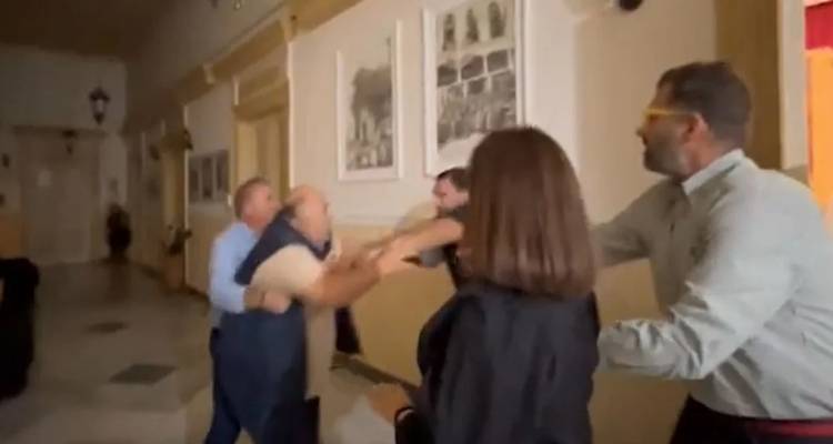 &Sigma;έ&rho;&rho;&epsilon;&sigmaf;: &Mu;&epsilon;&tau;&alpha;&tau;&rho;ά&pi;&eta;&kappa;&epsilon; &sigma;&epsilon; &laquo;&rho;&iota;&nu;&gamma;&kappa;&raquo; &delta;&eta;&mu;&omicron;&tau;&iota;&kappa;ό &sigma;&upsilon;&mu;&beta;&omicron;ύ&lambda;&iota;&omicron; -&Alpha;&nu;&tau;&iota;&delta;ή&mu;&alpha;&rho;&chi;&omicron;&iota; &pi;&iota;ά&sigma;&tau;&eta;&kappa;&alpha;&nu; &sigma;&tau;&alpha; &chi;έ&rho;&iota;&alpha; [&beta;ί&nu;&tau;&epsilon;&omicron;]