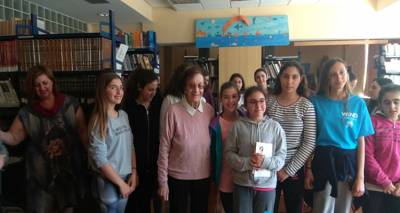 &Eta; &Mu;&alpha;&rho;ί&alpha; &Lambda;&alpha;&mu;&pi;&alpha;&delta;&alpha;&rho;ί&delta;&omicron;&upsilon;-&Pi;ό&theta;&omicron;&upsilon; &delta;ί&pi;&lambda;&alpha; &sigma;&tau;&omicron;&upsilon;&sigmaf; &mu;&alpha;&theta;&eta;&tau;έ&sigmaf; &tau;&omega;&nu; &Gamma;&upsilon;&mu;&nu;&alpha;&sigma;ί&omega;&nu; &tau;&eta;&sigmaf; &Lambda;ή&mu;&nu;&omicron;&upsilon; (photos)