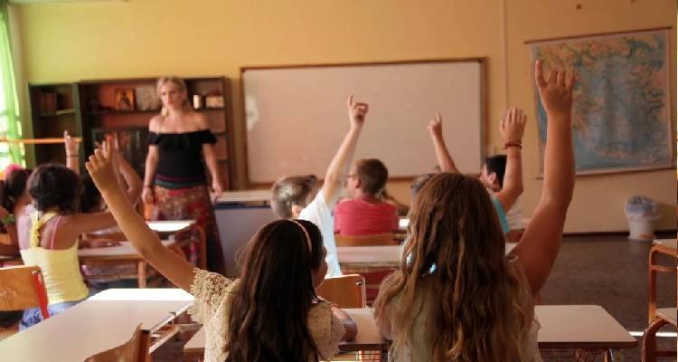 &Sigma;&epsilon; &mu;&alpha;&theta;&eta;&tau;έ&sigmaf; &tau;&eta;&sigmaf; &Sigma;&Tau;&rsquo; &Delta;&eta;&mu;&omicron;&tau;&iota;&kappa;&omicron;ύ &kappa;&alpha;&iota; &Gamma;&rsquo; &Gamma;&upsilon;&mu;&nu;&alpha;&sigma;ί&omicron;&upsilon; &eta; &laquo;&epsilon;&lambda;&lambda;&eta;&nu;&iota;&kappa;ή PISA&raquo;