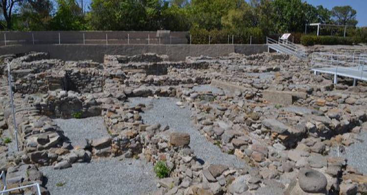 &Lambda;ή&mu;&nu;&omicron;&sigmaf;: &laquo;&Eta; &epsilon;&pi;&alpha;&nu;ά&sigma;&tau;&alpha;&sigma;&eta; &tau;&omega;&nu; &pi;&alpha;&lambda;&iota;ώ&nu; &pi;&alpha;&iota;&chi;&nu;&iota;&delta;&iota;ώ&nu;..&raquo; &sigma;&tau;&omicron;&nu; &alpha;&rho;&chi;&alpha;&iota;&omicron;&lambda;&omicron;&gamma;&iota;&kappa;ό &chi;ώ&rho;&omicron; &tau;&eta;&sigmaf; &pi;&rho;&omicron;ϊ&sigma;&tau;&omicron;&rho;&iota;&kappa;ή&sigmaf; &Mu;ύ&rho;&iota;&nu;&alpha;&sigmaf;