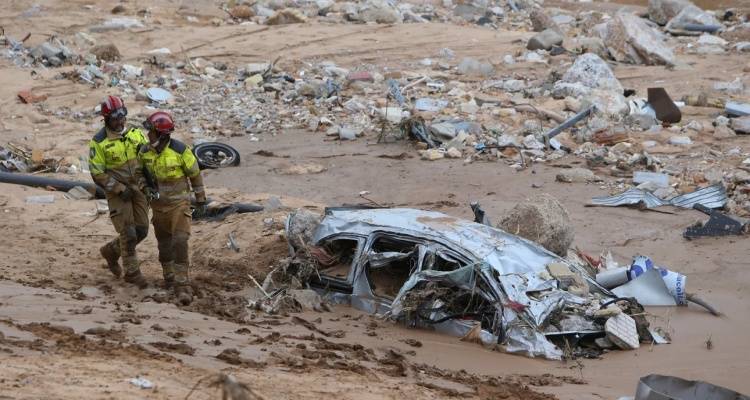 Βαλένθια: Οι Αρχές σαρώνουν πάρκινγκ και εμπορικά κέντρα -214 νεκροί, φόβοι ότι θα αυξηθούν | Σοκάρει η καταστροφή