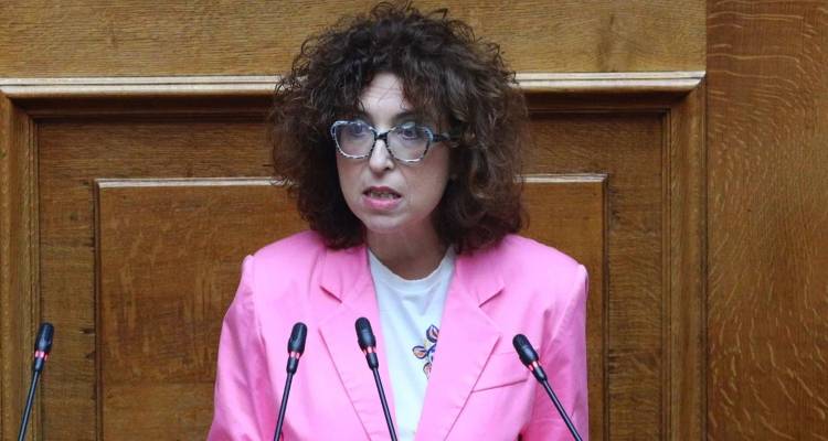 &Alpha;&nu;&epsilon;&xi;&alpha;&rho;&tau;&eta;&tau;&omicron;&pi;&omicron;&iota;ή&theta;&eta;&kappa;&epsilon; &eta; Έ&lambda;&epsilon;&nu;&alpha; &Kappa;&alpha;&rho;&alpha;&gamma;&epsilon;&omega;&rho;&gamma;&omicron;&pi;&omicron;ύ&lambda;&omicron;&upsilon; &alpha;&pi;ό &tau;&eta;&nu; &Pi;&lambda;&epsilon;ύ&sigma;&eta; &Epsilon;&lambda;&epsilon;&upsilon;&theta;&epsilon;&rho;ί&alpha;&sigmaf;, &delta;&iota;&alpha;&phi;ώ&nu;&eta;&sigma;&epsilon; &mu;&epsilon; &tau;&eta;&nu; &Kappa;&omega;&nu;&sigma;&tau;&alpha;&nu;&tau;&omicron;&pi;&omicron;ύ&lambda;&omicron;&upsilon; -&Mu;&epsilon; 5 &beta;&omicron;&upsilon;&lambda;&epsilon;&upsilon;&tau;έ&sigmaf; &tau;&omicron; &kappa;ό&mu;&mu;&alpha;