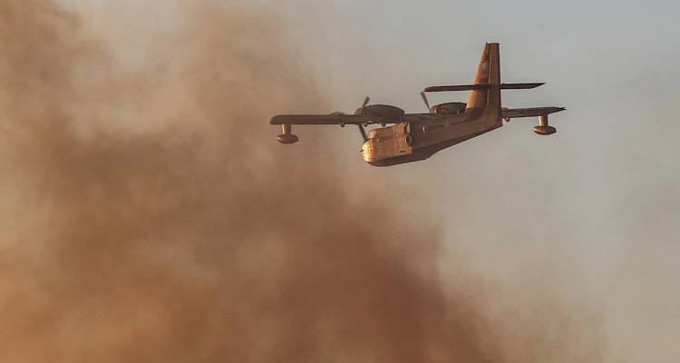 &Phi;&omega;&tau;&iota;έ&sigmaf;: Έ&pi;&epsilon;&sigma;&epsilon; Canadair &pi;&omicron;&upsilon; &epsilon;&pi;&iota;&chi;&epsilon;&iota;&rho;&omicron;ύ&sigma;&epsilon; &sigma;&tau;&eta;&nu; &Kappa;ά&rho;&upsilon;&sigma;&tau;&omicron;