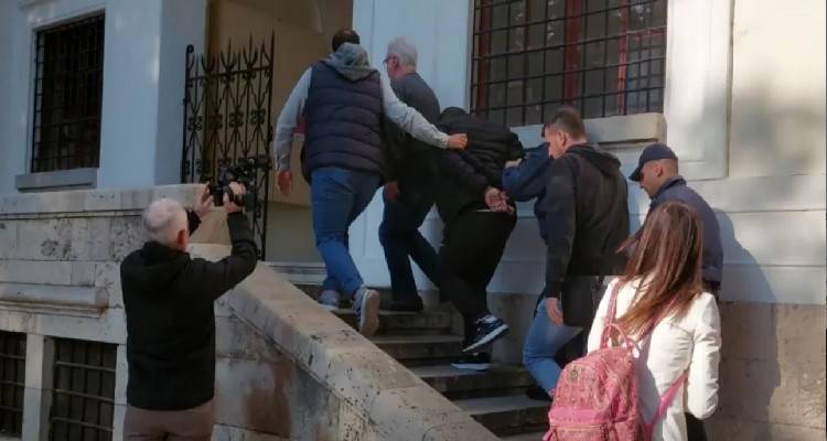 &Epsilon;&lambda;&epsilon;ύ&theta;&epsilon;&rho;&omicron;&sigmaf; &omicron; 35&chi;&rho;&omicron;&nu;&omicron;&sigmaf; &pi;&omicron;&upsilon; &pi;&alpha;&rho;&epsilon;&nu;ό&chi;&lambda;&eta;&sigma;&epsilon; 13&chi;&rho;&omicron;&nu;&eta; &sigma;&tau;&eta;&nu; &Kappa;&omega; -&laquo;&Pi;ή&delta;&eta;&xi;&epsilon; &alpha;&pi;ό &tau;&omicron; &pi;&alpha;&rho;ά&theta;&upsilon;&rho;&omicron; &kappa;&alpha;&iota; &tau;&eta;&nu; &kappa;&upsilon;&nu;ή&gamma;&eta;&sigma;&epsilon;&raquo;, &mu;&alpha;&rho;&tau;&upsilon;&rho;ί&epsilon;&sigmaf; &sigma;&omicron;&kappa;