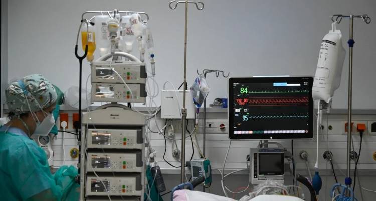 Κορωπί: 22χρονος κατάπιε ολόκληρο μπέργκερ κάνοντας challenge | Νοσηλεύεται σε ΜΕΘ, δίνει μάχη για τη ζωή του