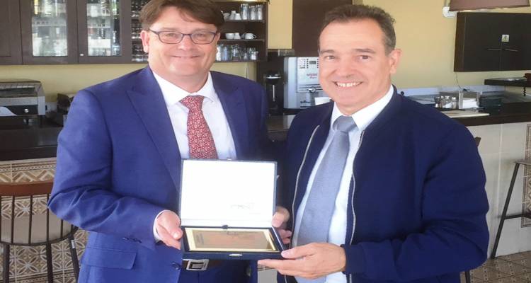 &Sigma;&upsilon;&nu;&alpha;&nu;&tau;ή&sigma;&epsilon;&iota;&sigmaf; &Gamma;&iota;&alpha;&rho;&mu;&alpha;&delta;&omicron;ύ&rho;&omicron;&upsilon; &epsilon;&nu;ό&psi;&epsilon;&iota; &tau;&omega;&nu; &epsilon;&kappa;&delta;&eta;&lambda;ώ&sigma;&epsilon;&omega;&nu; &gamma;&iota;&alpha; &tau;&alpha; 100 &chi;&rho;ό&nu;&iota;&alpha; &alpha;&pi;ό &tau;&eta;&nu; &upsilon;&pi;&omicron;&gamma;&rho;&alpha;&phi;ή &tau;&eta;&sigmaf; &Sigma;&upsilon;&nu;&theta;ή&kappa;&eta;&sigmaf; &tau;&omicron;&upsilon; &Mu;&omicron;ύ&delta;&rho;&omicron;&upsilon;