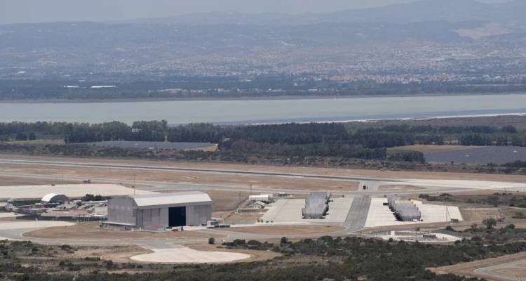 &Alpha;&nu;&alpha;&chi;&alpha;&iota;&tau;ί&sigma;&tau;&eta;&kappa;&epsilon; &kappa;&alpha;&iota; &delta;&epsilon;ύ&tau;&epsilon;&rho;&omicron; drone &sigma;&tau;&iota;&sigmaf; &beta;&rho;&epsilon;&tau;&alpha;&nu;&iota;&kappa;έ&sigmaf; &beta;ά&sigma;&epsilon;&iota;&sigmaf; &sigma;&tau;&eta;&nu; &Kappa;ύ&pi;&rho;&omicron;, &kappa;&lambda;&epsilon;&iota;&sigma;&tau;ά &sigma;&chi;&omicron;&lambda;&epsilon;ί&alpha; &sigma;ή&mu;&epsilon;&rho;&alpha;, έ&phi;&upsilon;&gamma;&alpha;&nu; &omicron;&iota; &kappa;ά&tau;&omicron;&iota;&kappa;&omicron;&iota; &alpha;&pi;ό &tau;&omicron; &Alpha;&kappa;&rho;&omega;&tau;ή&rho;&iota;