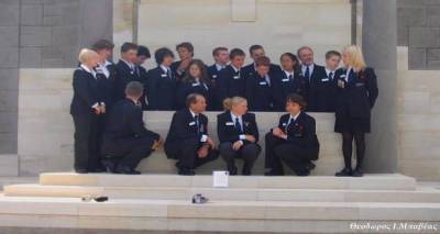 2005: &Mu;&alpha;&theta;&eta;&tau;έ&sigmaf; &tau;&eta;&sigmaf; &Alpha;&upsilon;&sigma;&tau;&rho;&alpha;&lambda;ί&alpha;&sigmaf; &kappa;&lambda;&epsilon;ί&nu;&omicron;&upsilon;&nu; &tau;&omicron; &gamma;ό&nu;&upsilon; &sigma;&tau;&omicron;&upsilon;&sigmaf; &tau;ά&phi;&omicron;&upsilon;&sigmaf; &tau;&omega;&nu; &pi;&rho;&omicron;&gamma;ό&nu;&omega;&nu; &tau;&omicron;&upsilon;&sigmaf; &sigma;&tau;&eta; &Lambda;ή&mu;&nu;&omicron; (&phi;&omega;&tau;ό &alpha;&rho;&chi;&epsilon;ί&omicron;&upsilon;)