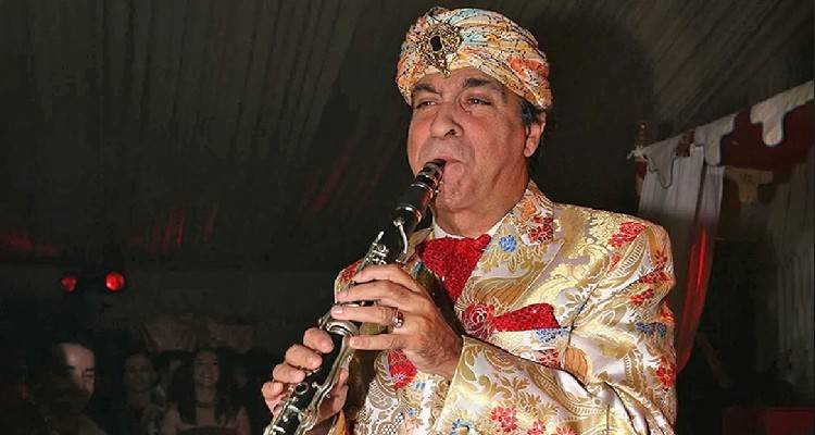 &Gamma;&iota;ώ&rho;&gamma;&omicron;&sigmaf; &Mu;ά&gamma;&kappa;&alpha;&sigmaf;: &laquo;&Mu;&epsilon; έ&pi;&alpha;&iota;&rho;&nu;&alpha;&nu; &tau;&eta;&lambda;έ&phi;&omega;&nu;&omicron; &kappa;&alpha;&iota; έ&kappa;&lambda;&alpha;&iota;&gamma;&alpha;&nu;, &tau;&omicron;&upsilon;&sigmaf; &mu;&iota;&lambda;&omicron;ύ&sigma;&alpha; &kappa;&alpha;&iota; &delta;&epsilon;&nu; &pi;ί&sigma;&tau;&epsilon;&upsilon;&alpha;&nu; ό&tau;&iota; &zeta;&omega;&raquo;