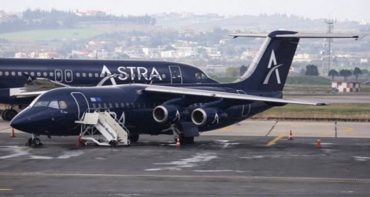 Astra Airlines: &laquo;A&pi;&omicron;&gamma;&epsilon;&iota;ώ&nu;&epsilon;&tau;&alpha;&iota;&raquo; &xi;&alpha;&nu;ά &mu;&epsilon;&hellip; &laquo;&kappa;&alpha;ύ&sigma;&iota;&mu;&alpha;&raquo; &alpha;&pi;ό Kί&nu;&alpha; ή H&Pi;A