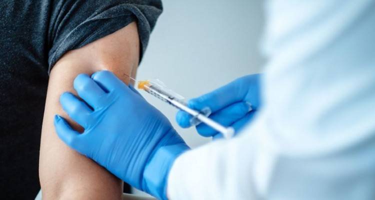 &Kappa;o&rho;&omicron;&nu;&omicron;ϊό&sigmaf; &ndash; &Beta;&rho;&epsilon;&tau;&alpha;&nu;ί&alpha; : &Tau;&omicron; NHS &pi;&rho;&omicron;&epsilon;&tau;&omicron;&iota;&mu;ά&zeta;&epsilon;&tau;&alpha;&iota; &gamma;&iota;&alpha; &tau;&omicron; &mu;&alpha;&zeta;&iota;&kappa;ό &epsilon;&mu;&beta;&omicron;&lambda;&iota;&alpha;&sigma;&mu;ό &tau;&omicron;&upsilon; &pi;&lambda;&eta;&theta;&upsilon;&sigma;&mu;&omicron;ύ