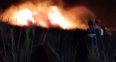 &Lambda;ή&mu;&nu;&omicron;&sigmaf;: &Phi;&omega;&tau;&iota;ά &sigma;&epsilon; &epsilon;&xi;έ&lambda;&iota;&xi;&eta; &mu;&epsilon;&tau;&alpha;&xi;ύ &Lambda;ύ&chi;&nu;&omega;&nu; - &Rho;&epsilon;&pi;&alpha;&nu;&iota;&delta;ί&omicron;&upsilon;