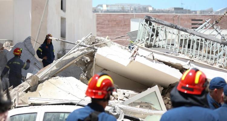 &Kappa;&alpha;&tau;ά&rho;&rho;&epsilon;&upsilon;&sigma;&eta; &pi;&omicron;&lambda;&upsilon;&kappa;&alpha;&tau;&omicron;&iota;&kappa;ί&alpha;&sigmaf; &sigma;&tau;&alpha; &Pi;&epsilon;&tau;&rho;ά&lambda;&omega;&nu;&alpha;: &laquo;&Mu;&pi;&alpha;&lambda;ά&kappa;&iota;&raquo; &omicron;&iota; &alpha;&rho;&mu;&omicron;&delta;&iota;ό&tau;&eta;&tau;&epsilon;&sigmaf; &gamma;&iota;&alpha; &tau;&eta;&nu; &alpha;&pi;&omicron;&mu;ά&kappa;&rho;&upsilon;&nu;&sigma;&eta; &tau;&omega;&nu; &mu;&pi;ά&zeta;&omega;&nu; - &Sigma;ύ&sigma;&kappa;&epsilon;&psi;&eta; &sigma;&tau;&eta;&nu; &Epsilon;&iota;&sigma;&alpha;&gamma;&gamma;&epsilon;&lambda;ί&alpha;