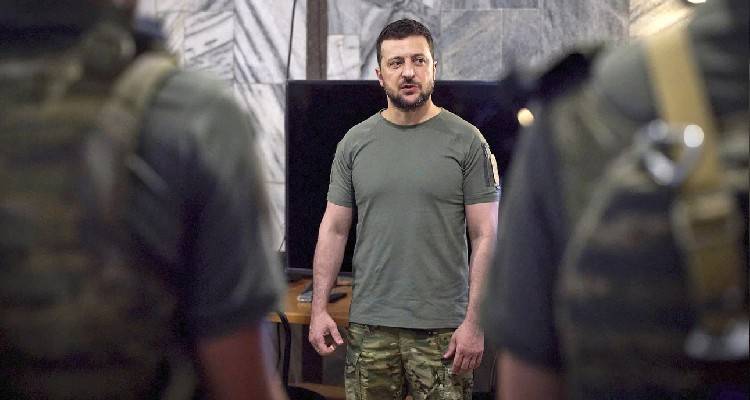 O&upsilon;&kappa;&rho;&alpha;&nu;ί&alpha;: &Omicron; &Zeta;&epsilon;&lambda;έ&nu;&sigma;&kappa;&iota; &laquo;&pi;ή&rho;&epsilon;&raquo; &tau;&alpha; &kappa;&epsilon;&phi;ά&lambda;&iota;&alpha; &kappa;&omicron;&rho;&upsilon;&phi;&alpha;ί&omega;&nu; &alpha;&xi;&iota;&omega;&mu;&alpha;&tau;&omicron;ύ&chi;&omega;&nu; &gamma;&iota;&alpha; &pi;&rho;&omicron;&delta;&omicron;&sigma;ί&alpha; &kappa;&alpha;&iota; &sigma;&upsilon;&nu;&epsilon;&rho;&gamma;&alpha;&sigma;ί&alpha; &mu;&epsilon; &tau;&eta; &Rho;&omega;&sigma;ί&alpha;