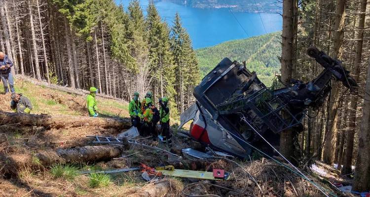 &Tau;&rho;&alpha;&gamma;&omega;&delta;ί&alpha; &sigma;&tau;&eta;&nu; &Iota;&tau;&alpha;&lambda;ί&alpha;: &Epsilon;&pi;&epsilon;&sigma;&epsilon; &tau;&epsilon;&lambda;&epsilon;&phi;&epsilon;&rho;ί&kappa; &kappa;&omicron;&nu;&tau;ά &sigma;&tau;&eta; &lambda;ί&mu;&nu;&eta; &Mu;&alpha;&tau;&zeta;&iota;ό&rho;&epsilon; | &Delta;&epsilon;&kappa;&alpha;&tau;&rho;&epsilon;ί&sigmaf; &nu;&epsilon;&kappa;&rho;&omicron;ί