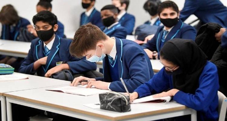 &Alpha;&gamma;&gamma;&lambda;ί&alpha; &ndash; Covid : &Epsilon;&pi;&alpha;&nu;έ&rho;&chi;&omicron;&nu;&tau;&alpha;&iota; &omicron;&iota; &mu;ά&sigma;&kappa;&epsilon;&sigmaf; &sigma;&tau;&alpha; &sigma;&chi;&omicron;&lambda;&epsilon;ί&alpha; &epsilon;&nu;ώ &delta;&iota;&epsilon;&upsilon;&rho;ύ&nu;&omicron;&nu;&tau;&alpha;&iota; &omicron;&iota; έ&lambda;&epsilon;&gamma;&chi;&omicron;&iota; &sigma;&tau;&omicron;&upsilon;&sigmaf; &mu;&alpha;&theta;&eta;&tau;έ&sigmaf;