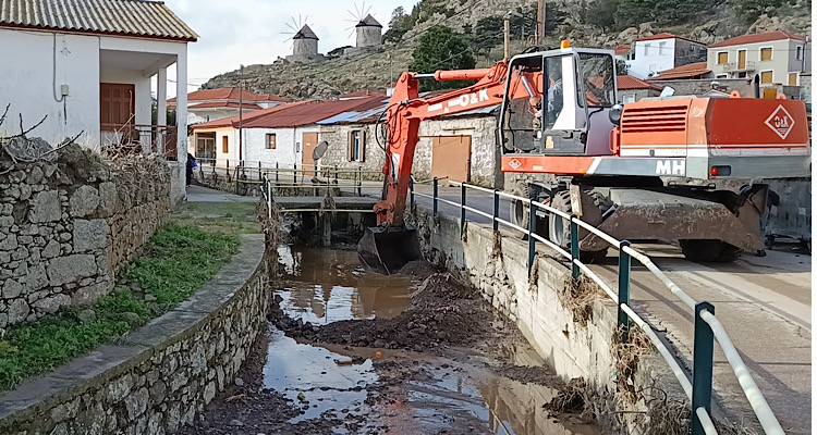 Π.Ε. Λήμνου: Σε κινητοποίηση 9 συνεργεία μηχανημάτων για την αποκατάσταση των ζημιών από τις πλημμύρες (photos)