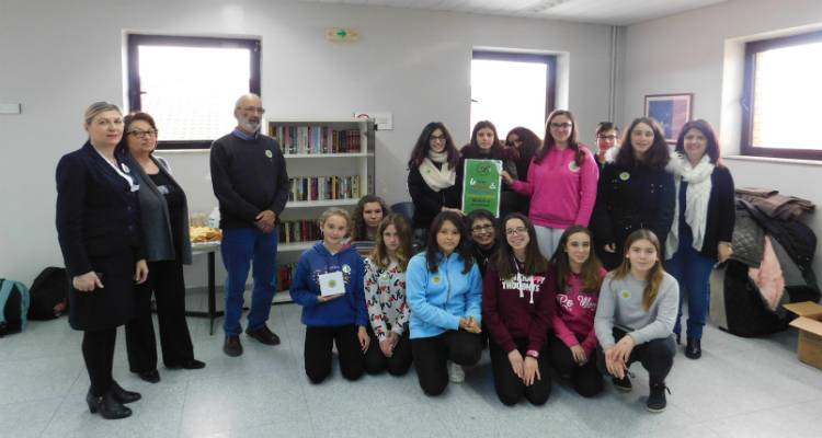 &Omicron;&iota; &mu;&alpha;&theta;&eta;&tau;έ&sigmaf; &tau;&omicron;&upsilon; &Gamma;&upsilon;&mu;&nu;&alpha;&sigma;ί&omicron;&upsilon; &Lambda;&iota;&beta;&alpha;&delta;&omicron;&chi;&omega;&rho;ί&omicron;&upsilon; &pi;&rho;&omicron;&sigma;έ&phi;&epsilon;&rho;&alpha;&nu; &beta;&iota;&beta;&lambda;ί&alpha; &gamma;&iota;&alpha; &tau;&omicron;&upsilon;&sigmaf; &alpha;&sigma;&theta;&epsilon;&nu;&epsilon;ί&sigmaf; &sigma;&tau;&omicron; &Nu;&omicron;&sigma;&omicron;&kappa;&omicron;&mu;&epsilon;ί&omicron; &Lambda;ή&mu;&nu;&omicron;&upsilon; (photos)