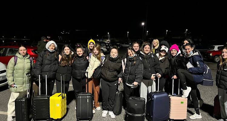 Volley: &Sigma;&tau;&eta; &Mu;&upsilon;&tau;&iota;&lambda;ή&nu;&eta; &omicron; &Alpha;&epsilon;&tau;ό&sigmaf; &Lambda;ή&mu;&nu;&omicron;&upsilon; &gamma;&iota;&alpha; &alpha;&gamma;&omega;&nu;&iota;&sigma;&tau;&iota;&kappa;έ&sigmaf; &upsilon;&pi;&omicron;&chi;&rho;&epsilon;ώ&sigma;&epsilon;&iota;&sigmaf;