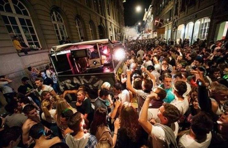 Ελβετία: Σάλος με την απαγόρευση νυχτερινής κυκλοφορίας των νέων