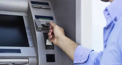 Τέλος από σήμερα οι προμήθειες στις αναλήψεις από ΑΤΜ -Τι προβλέπει η νέα ρύθμιση για την ερώτηση υπολοίπου