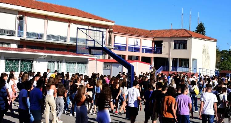 &Pi;&iota;&lambda;&omicron;&tau;&iota;&kappa;ό &pi;&rho;ό&gamma;&rho;&alpha;&mu;&mu;&alpha; &epsilon;&kappa;&pi;&alpha;&iota;&delta;&epsilon;ύ&epsilon;&iota; &mu;&alpha;&theta;&eta;&tau;έ&sigmaf; &sigma;&tau;&eta;&nu; &alpha;&nu;&alpha;&gamma;&nu;ώ&rho;&iota;&sigma;&eta; fake news | &Tau;&iota; &pi;&rho;&omicron;&beta;&lambda;έ&pi;&epsilon;&iota;, &tau;&alpha; &sigma;&chi;&omicron;&lambda;&epsilon;ί&alpha; &pi;&omicron;&upsilon; &sigma;&upsilon;&mu;&mu;&epsilon;&tau;έ&chi;&omicron;&upsilon;&nu;