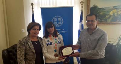 &Eta; &Chi;&rho;&iota;&sigma;&tau;&iota;ά&nu;&alpha; &Kappa;&alpha;&lambda;&omicron;&gamma;ή&rho;&omicron;&upsilon; &tau;ί&mu;&eta;&sigma;&epsilon; &tau;&eta;&nu; Ό&lambda;&gamma;&alpha; &Phi;&iota;ά&sigma;&kappa;&alpha; (photo)
