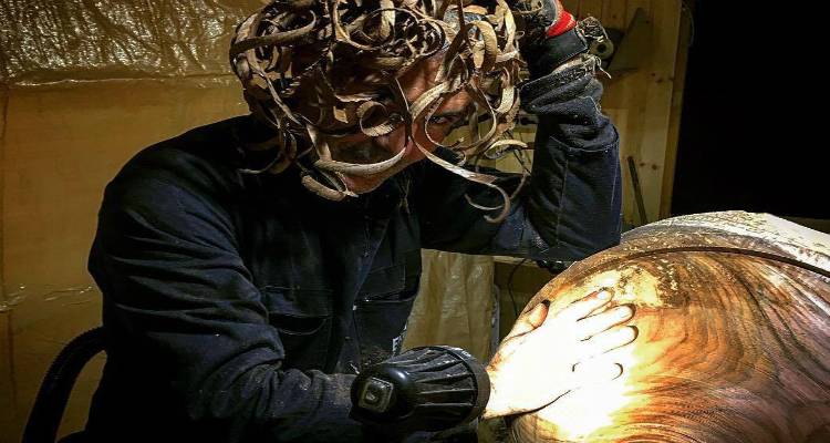 Ο Στέλιος Ρόκκος μάς δείχνει την τέλεια σχέση του με το... ξύλο | Δείτε το τραπέζι που έφτιαξε