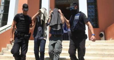 Spiegel: &Omicron;&iota; 8 &Tau;&omicron;ύ&rho;&kappa;&omicron;&iota; &sigma;&tau;&rho;&alpha;&tau;&iota;ώ&tau;&epsilon;&sigmaf; &epsilon;&pi;&iota;&beta;&alpha;&rho;ύ&nu;&omicron;&upsilon;&nu; &tau;&iota;&sigmaf; &epsilon;&lambda;&lambda;&eta;&nu;&omicron;&tau;&omicron;&upsilon;&rho;&kappa;&iota;&kappa;έ&sigmaf; &sigma;&chi;έ&sigma;&epsilon;&iota;&sigmaf;