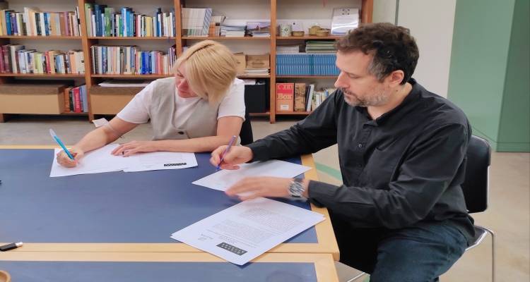 &Mu;&nu;&eta;&mu;ό&nu;&iota;&omicron; &sigma;&upsilon;&nu;&epsilon;&rho;&gamma;&alpha;&sigma;ί&alpha;&sigmaf; &gamma;&iota;&alpha; &tau;&omicron;&nu; &pi;&omicron;&lambda;&iota;&tau;&iota;&sigma;&mu;ό &kappa;&alpha;&iota; &tau;&eta;&nu; &epsilon;&kappa;&pi;&alpha;ί&delta;&epsilon;&upsilon;&sigma;&eta; &sigma;&tau;&omicron; &nu;&eta;&sigma;ί &tau;&eta;&sigmaf; &Lambda;ή&mu;&nu;&omicron;&upsilon;