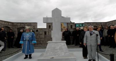 2 - 4 &Omicron;&kappa;&tau;&omega;&beta;&rho;ί&omicron;&upsilon;: &Eta;&mu;έ&rho;&epsilon;&sigmaf; &Rho;&omega;&sigma;&omicron;&epsilon;&lambda;&lambda;&eta;&nu;&iota;&kappa;ή&sigmaf; &Phi;&iota;&lambda;ί&alpha;&sigmaf; &sigma;&tau;&eta; &Lambda;ή&mu;&nu;&omicron;