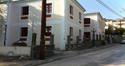 3 ηλεκτρονικοί υπολογιστές από εχθές στο 3ο Δημοτικό Μύρινας δωρεά του ΑΒ Βασιλόπουλος