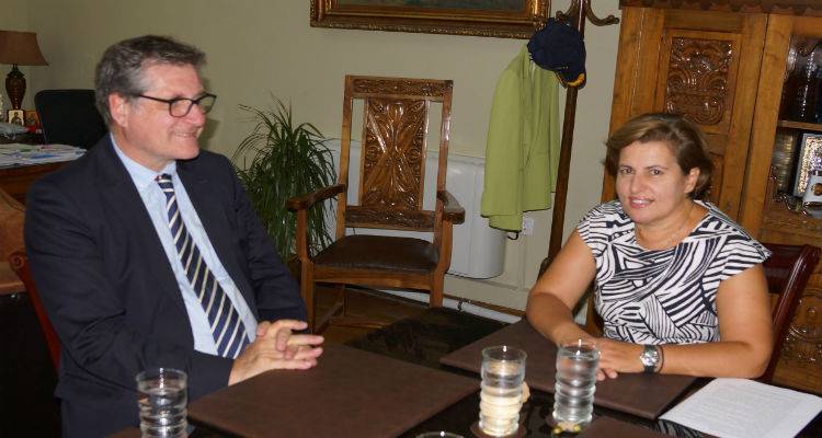 &Sigma;&upsilon;&nu;ά&nu;&tau;&eta;&sigma;&eta; &mu;&epsilon; &tau;&omicron; &Gamma;&epsilon;&rho;&mu;&alpha;&nu;ό &Pi;&rho;έ&sigma;&beta;&eta; &epsilon;ί&chi;&epsilon; &eta; &Pi;&epsilon;&rho;&iota;&phi;&epsilon;&rho;&epsilon;&iota;ά&rho;&chi;&eta;&sigmaf; &Beta;. &Alpha;&iota;&gamma;&alpha;ί&omicron;&upsilon;