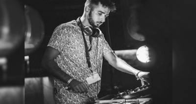 "1994": &Omicron; &Lambda;&eta;&mu;&nu;&iota;ό&sigmaf; Dj &kappa;&alpha;&iota; &pi;&alpha;&rho;&alpha;&gamma;&omega;&gamma;ό&sigmaf; Stergios Sigma &kappa;&upsilon;&kappa;&lambda;&omicron;&phi;ό&rho;&eta;&sigma;&epsilon; &nu;έ&omicron; &kappa;&omicron;&mu;&mu;ά&tau;&iota;!